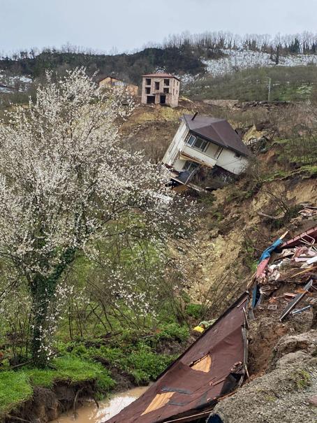 Ordu’da heyelan; 2 ev ve 1 spor tesisi yıkıldı