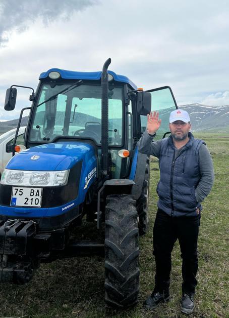 Ardahanlı çiftçi, traktörüyle tarlasına Aile Yılı yazdı