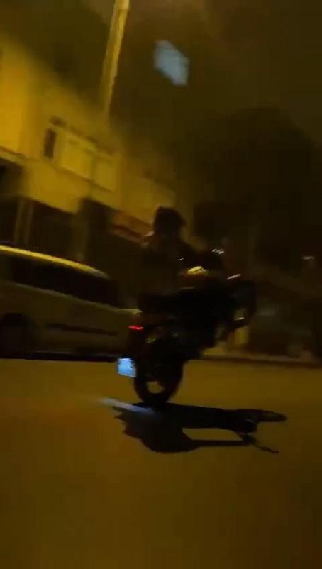 Kadıköyde tek teker üzerinde giden motosikletli polise yakalandı