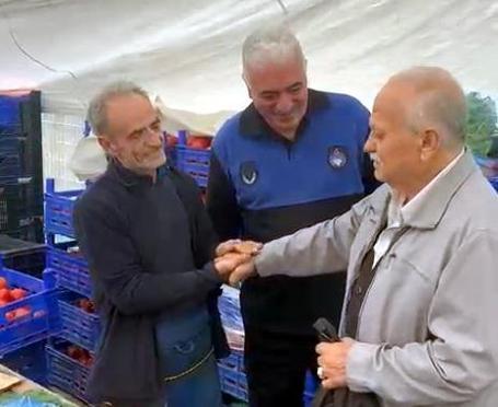 Avcılarda pazarcı, tezgahta bulduğu cüzdanı sahibine teslim etti