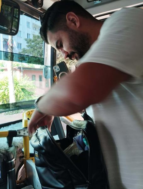 Otobüsünde unutulan 10 bin liranın bulunduğu çantayı yetkililere teslim etti