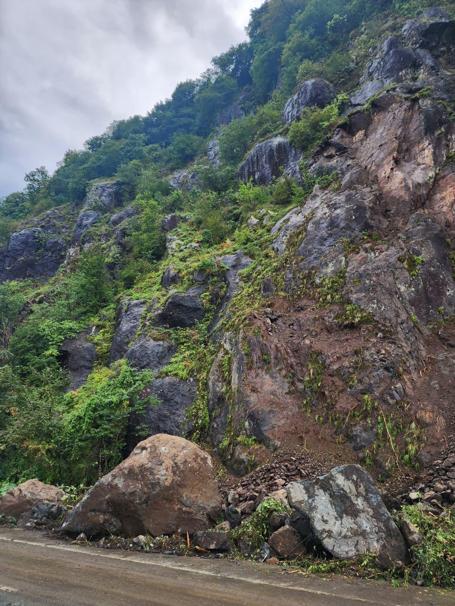 Artvinde heyelan; kapanan Karadeniz Sahil Yolu ulaşıma açıldı