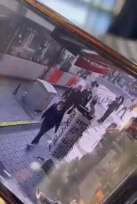 Fatih’te tramvayın çarptığı yaya yaralandı; Kaza anı kamerada