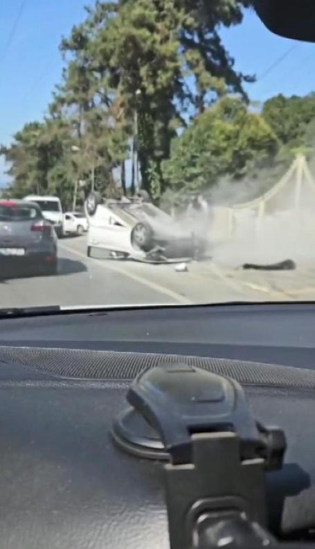 Sarıyer’de yol kenarındaki tabelaya çarpan otomobil takla attı