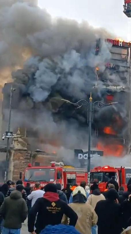 Mısır Çarşısının yanındaki 5 katlı restoran alev alev yandı