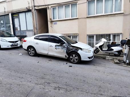 Yol vermek isterken kamyoneti ile kaza yaptı; o anlar kamerada