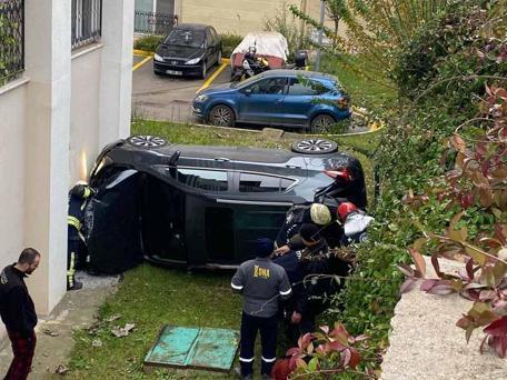Otomobil, apartman bahçesine uçtu: 2 yaralı