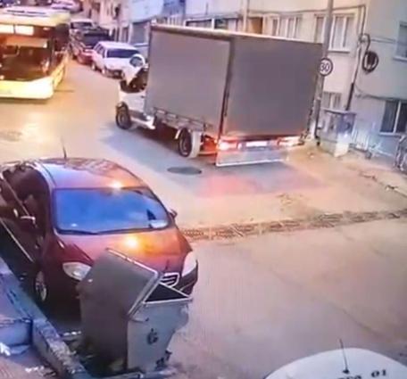 Yol vermek isterken kamyoneti ile kaza yaptı; o anlar kamerada