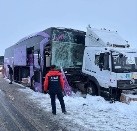 Yolcu otobüsü, kamyona çarptı; 9 yaralı