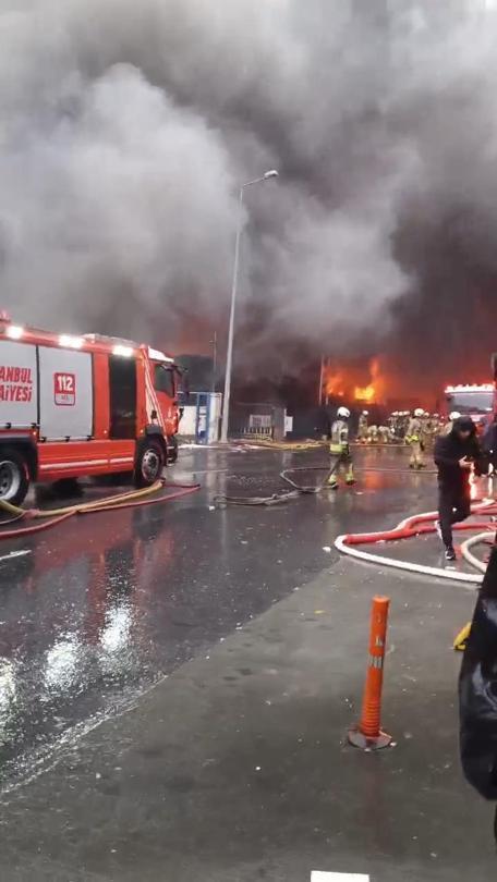 Beylikdüzündeki fabrika yangınına müdahale sürüyor; duman gökyüzünü kapladı