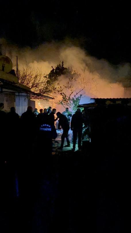 Adanada bir evin deposunda çıkan yangından 40 güvercin öldü