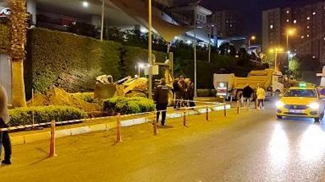 Küçükçekmecede, kazı çalışmasında doğalgaz boru hattı hasar gördü; sızan gaz kamerada