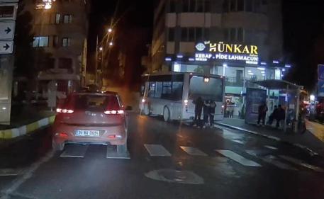 Otobüsün arkasına asılan çocukların tehlikeli yolculuğu kamerada