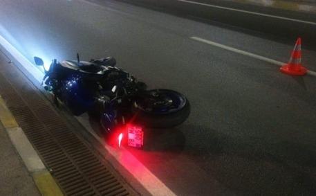 Aydınlatma direğine çarpan motosikletteki 2 üniversite öğrencisi öldü