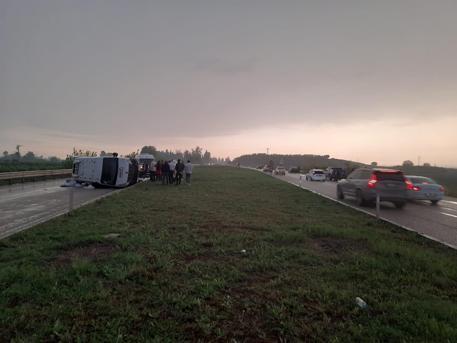Adanada minibüs devrildi: 5 yaralı