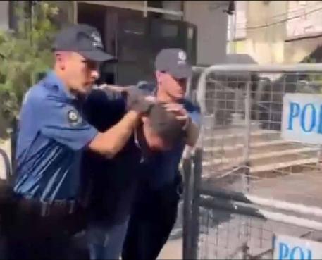 Beyoğlunda seyyar satıcı yer kavgasında dövülerek öldürüldü; o anlar kamerada