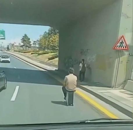 Elektrikli skuter valizle yolculuk kamerada