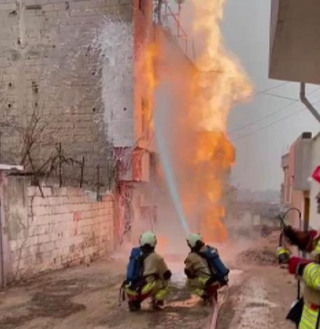 Altyapı çalışmasında doğal gaz hattında patlama oldu; mahsur kalanları itfaiye kurtardı