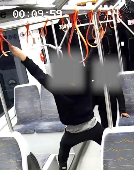 Kayseride tramvaylara zarar veren yolcular kamerada