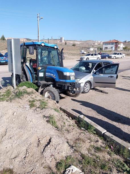 Otomobil ile traktör çarpıştı; 3 jandarma personeli yaralı