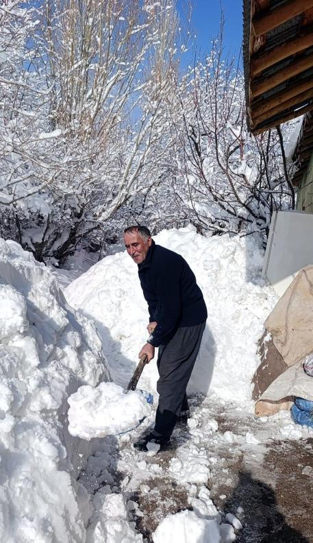 Kar kalınlığı 2 metreyi aştı; köylüler, kürekler ile yol açarak evlerine gidiyor