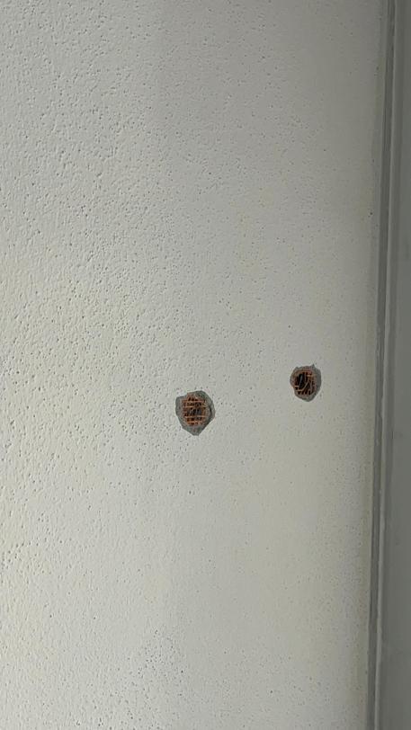 Kardeşinin hilti ile evinin tavanını deldiği iddiasıyla şikayetçi oldu