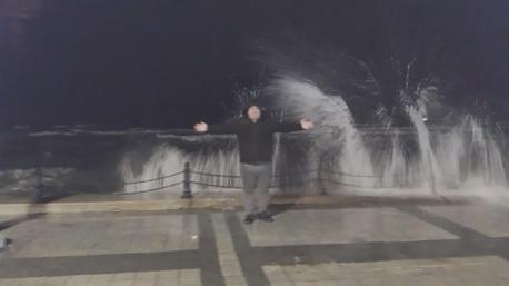 İstanbulda fırtına nedeniyle bazı binaların çatısı uçtu, denizde dev dalgalar oluştu