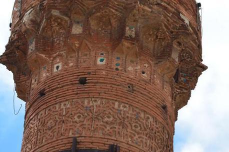 800 yıllık eğri minarede depremler sonrası kayma yok