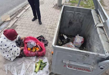 Çöpten eşya topluyormuş gibi duygu sömürüsü yapan 2 dilenci yakalandı