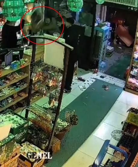 Eksik para üstü verdiğini iddia ettiği market sahibine, su kolisi ve sandalye fırlattı