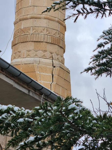 Fırtınada ağır hasar alan cami, ibadete kapatıldı