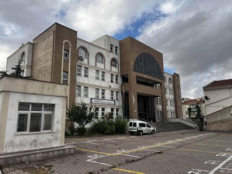 Yangın ziline basan öğrenci izdihama neden oldu: 14 yaralı