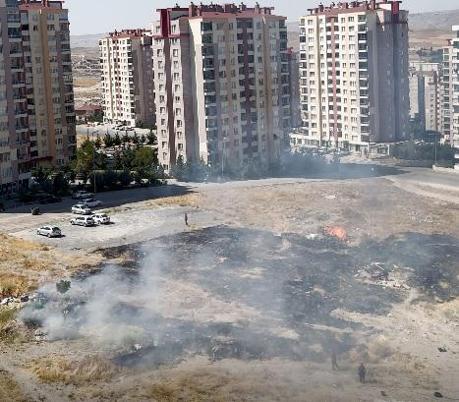 Alevlere rağmen salça karıştırmaya devam etti