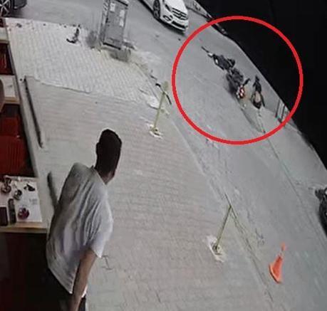 Otomobilin çarptığı motosikletteki sevgililer yaralandı