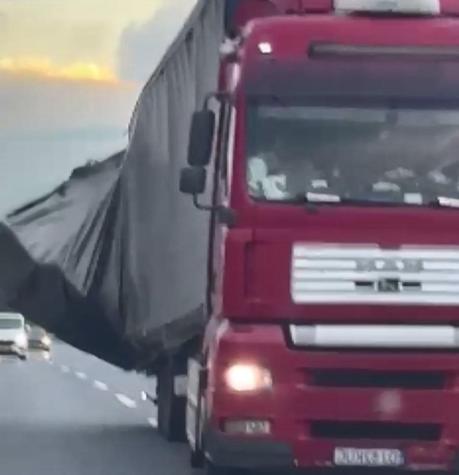 TIR şoförü zikzak çizerek ilerledi; dorsedeki yükler yola savruldu