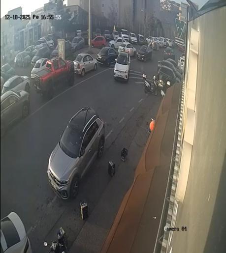 Maltepede sürücüsünün fren yerine gaza bastığı otomobil, başka araca çarptı; kaza kamerada