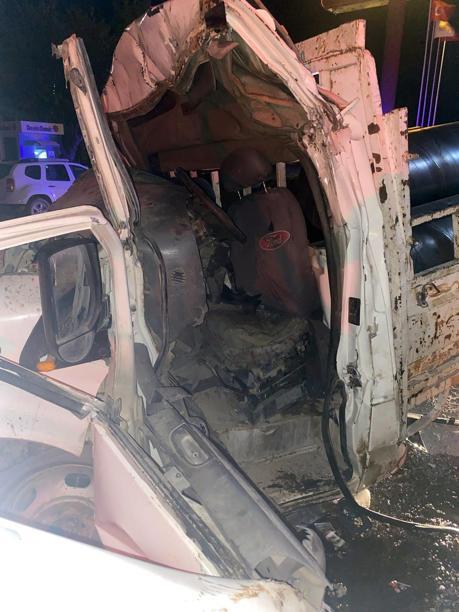 Sürücüsünün uyuduğu öne sürülen kamyonet ile kamyon çarpıştı