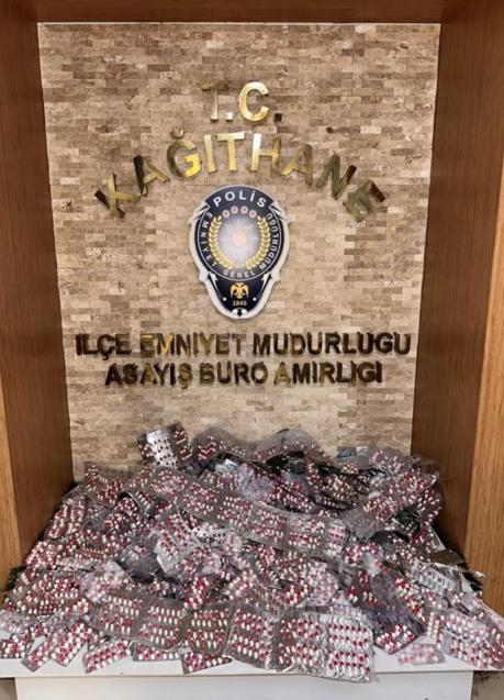 Kağıthane’de temizlik işçileri çöpteki kolilerde uyuşturucu hap buldu; polis iz sürüp imalathane ve depoya ulaştı