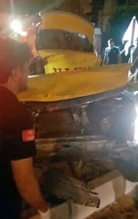 Taksi, ağaçlara ve elektrik direğine çarptı: 2 ölü