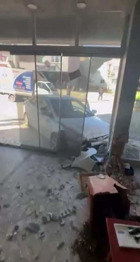 Sancaktepede kazaya karışan otomobil iş yerine girdi