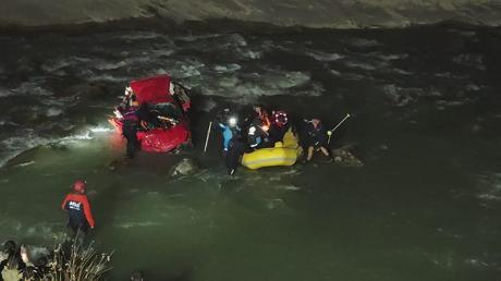 Zap Suyu’na yuvarlanan hafif ticari aracın sürücüsü Suden Ezgi, kurtarılamadı