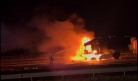 Gaziantepte seyir halindeki TIR alev alev yandı