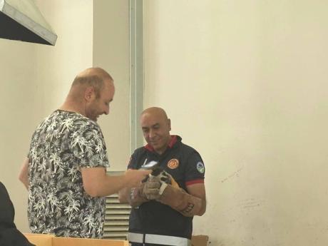 Üniversite kütüphanesinde kedi kurtarma operasyonu