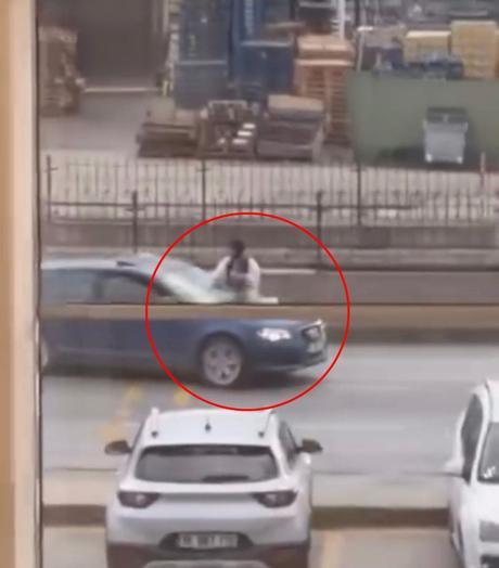 Yola çıkan kadının araçların önüne geçip trafiği durdurduğu anlar kamerada