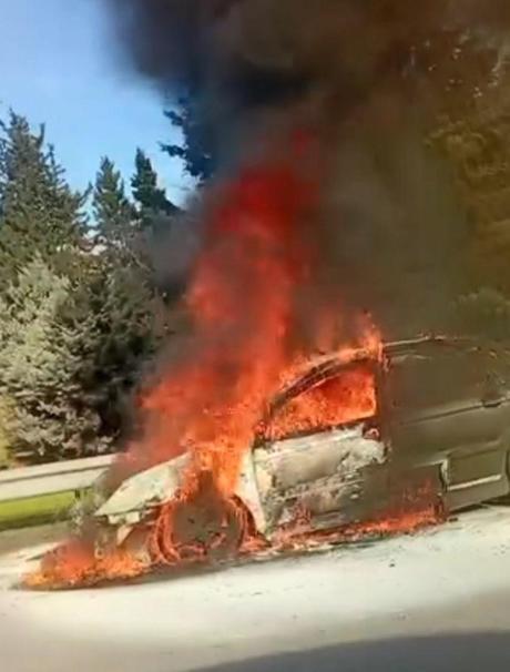 Esenyurtta yanan otomobil hurdaya döndü