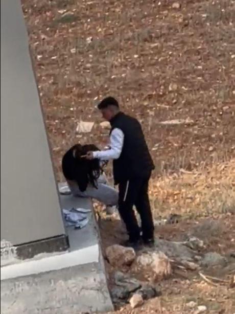 Adanada tartıştığı kadını çantayla darbetti; o anlar kamerada