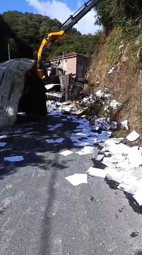 Sarıyerde şoförünün direksiyon hakimiyetini kaybettiği kamyon alt yola düştü