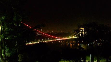 İstanbulda köprüler şampiyon Galatasaray’ın renkleriyle ışıklandırıldı
