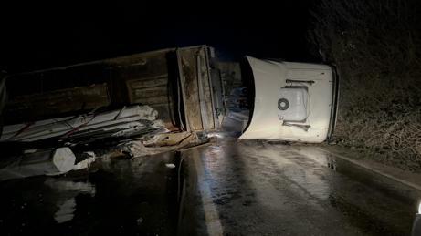 Bursada demir profil yüklü TIR devrildi: 1 yaralı