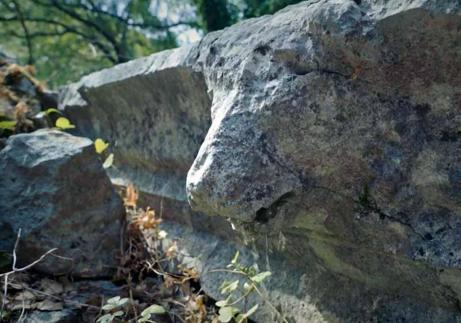 Büyük İskenderin fethedemediği antik kentte, 2 bin yıllık aslan başlı çörten kırıldı